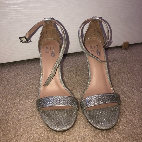 SILVER HEELS - Picture 2 of 5